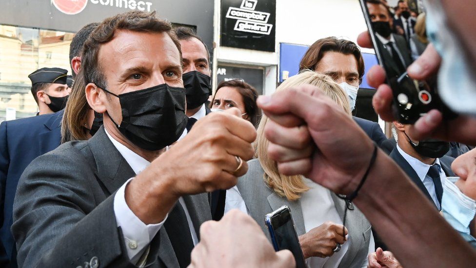 Ударивший президента Франции мужчина получил тюремный срок
