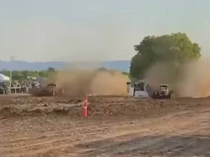 В Техасе автомобиль влетел в толпу зрителей на грязевых гонках - видео