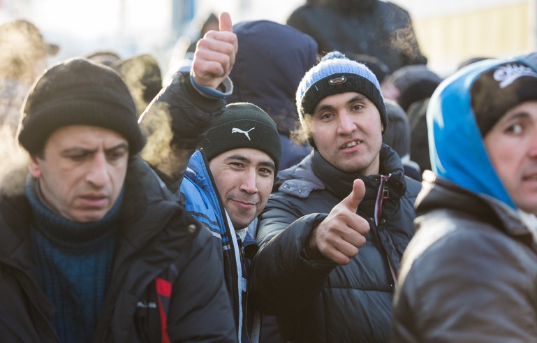 Путин продлил срок временного пребывания мигрантов в стране без санкций