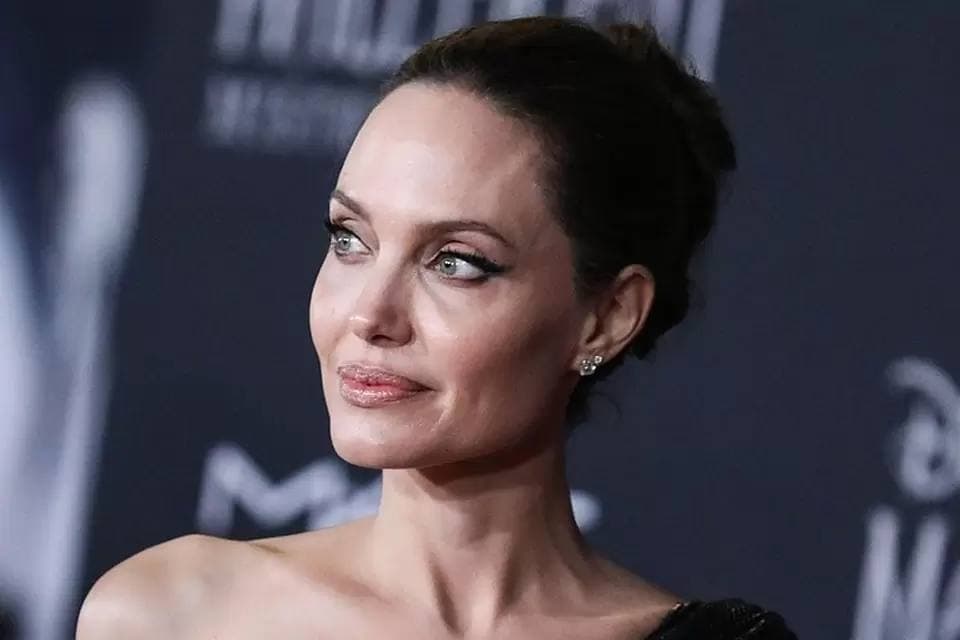 Анджелина Джоли показала новую татуировку - видео