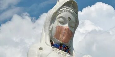 В Японии на огромную статую буддийской богини милосердия надели маску - видео