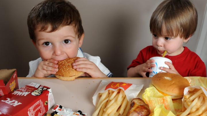 Диетолог назвал продукты, которые губят здоровье детей