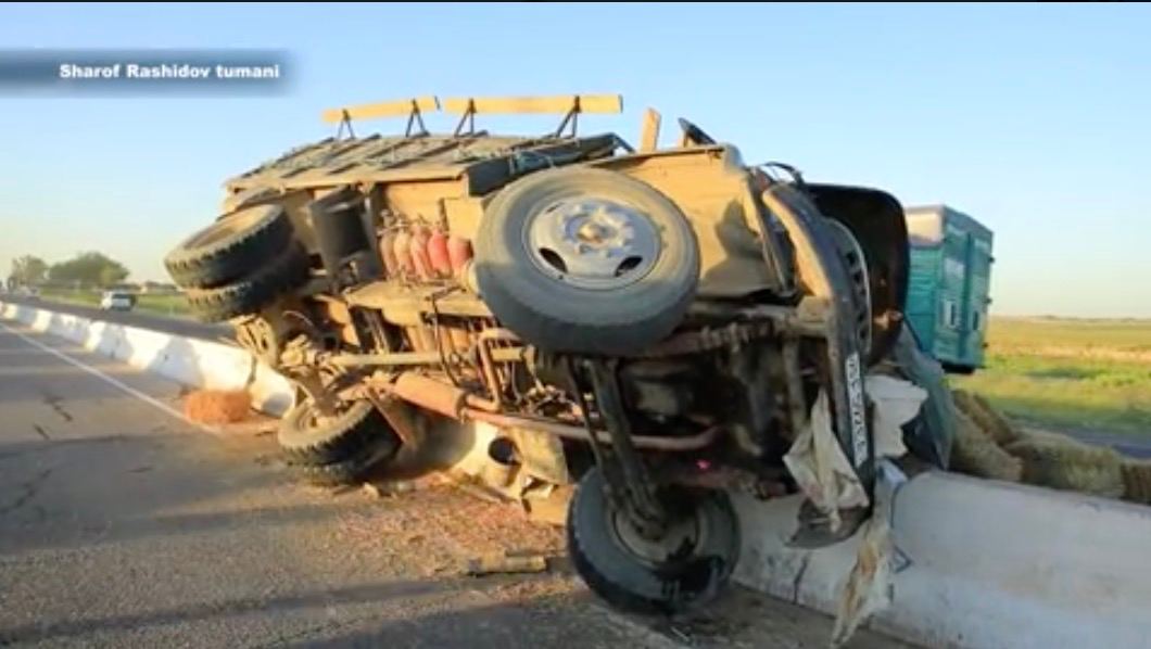 В Джизакской области водитель перегруженного «Зила» не справился с управлением и врезался в ограждение