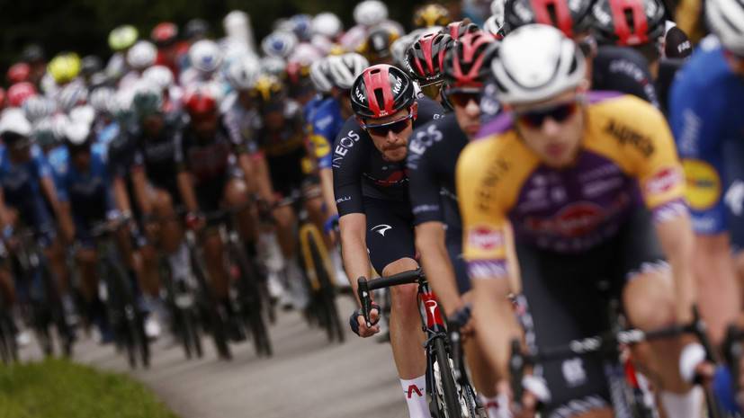 На «Тур де Франс» из-за болельщицы случился массовый завал велосипедистов  