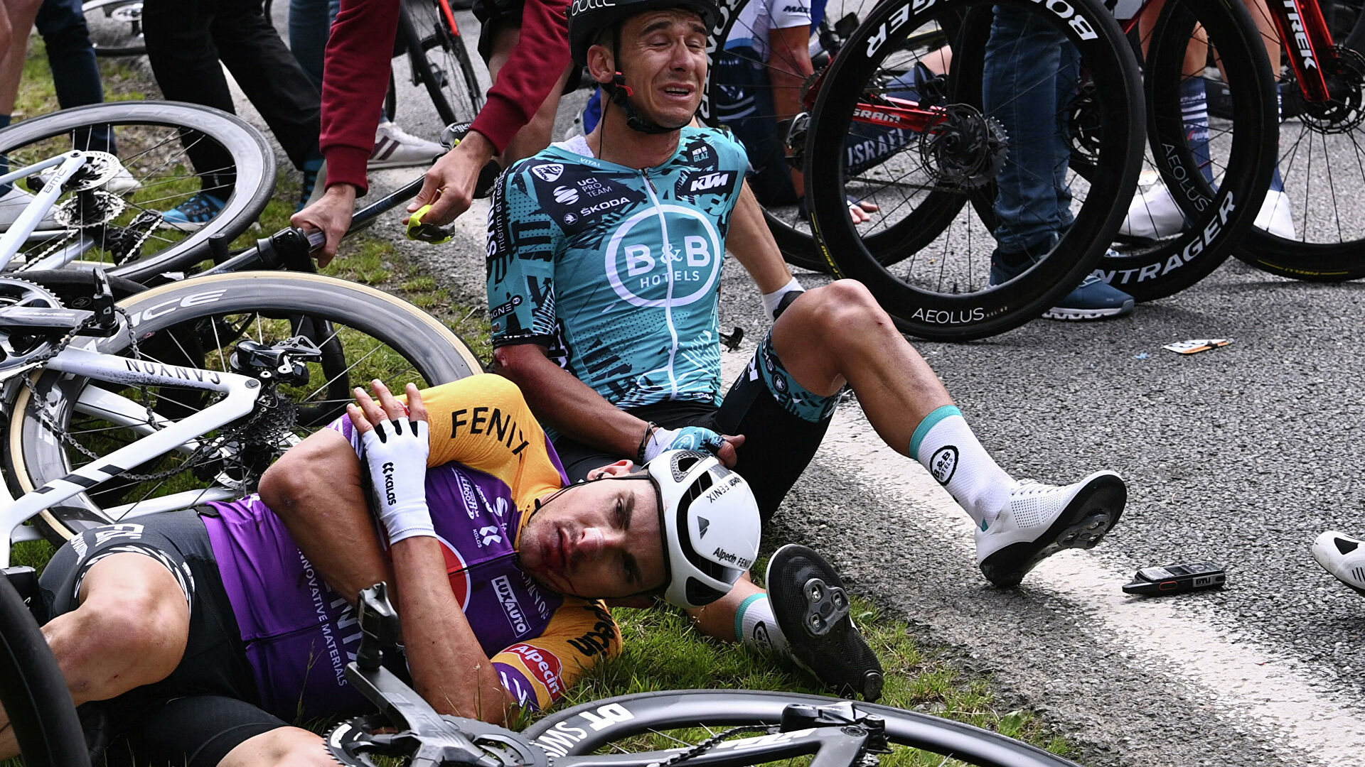 Во Франции арестовали болельщицу, по вине которой случился завал на «Тур де Франс»