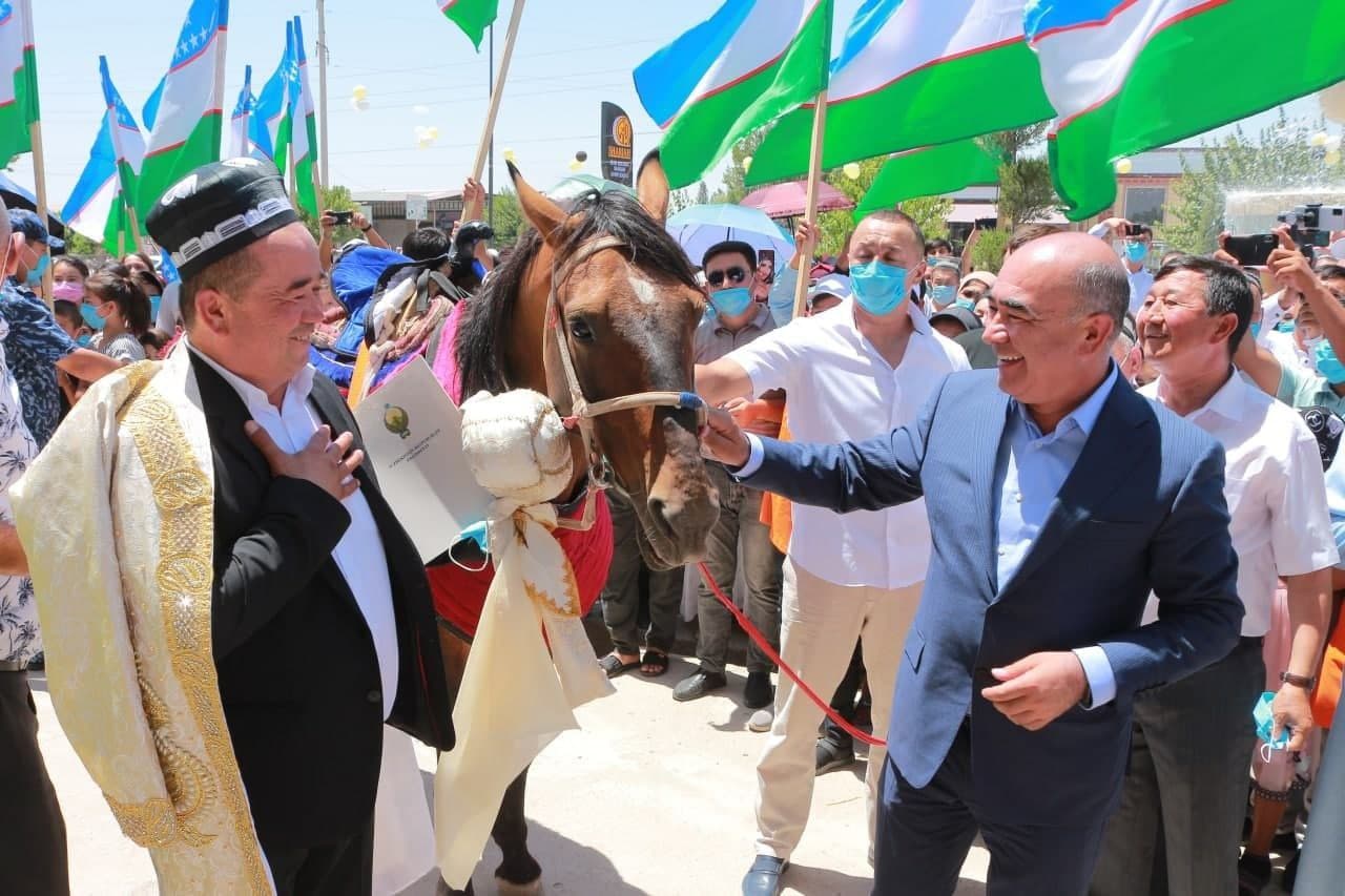 Хоким Кашкадарьинской области подарил отцу известного футболиста породистого коня