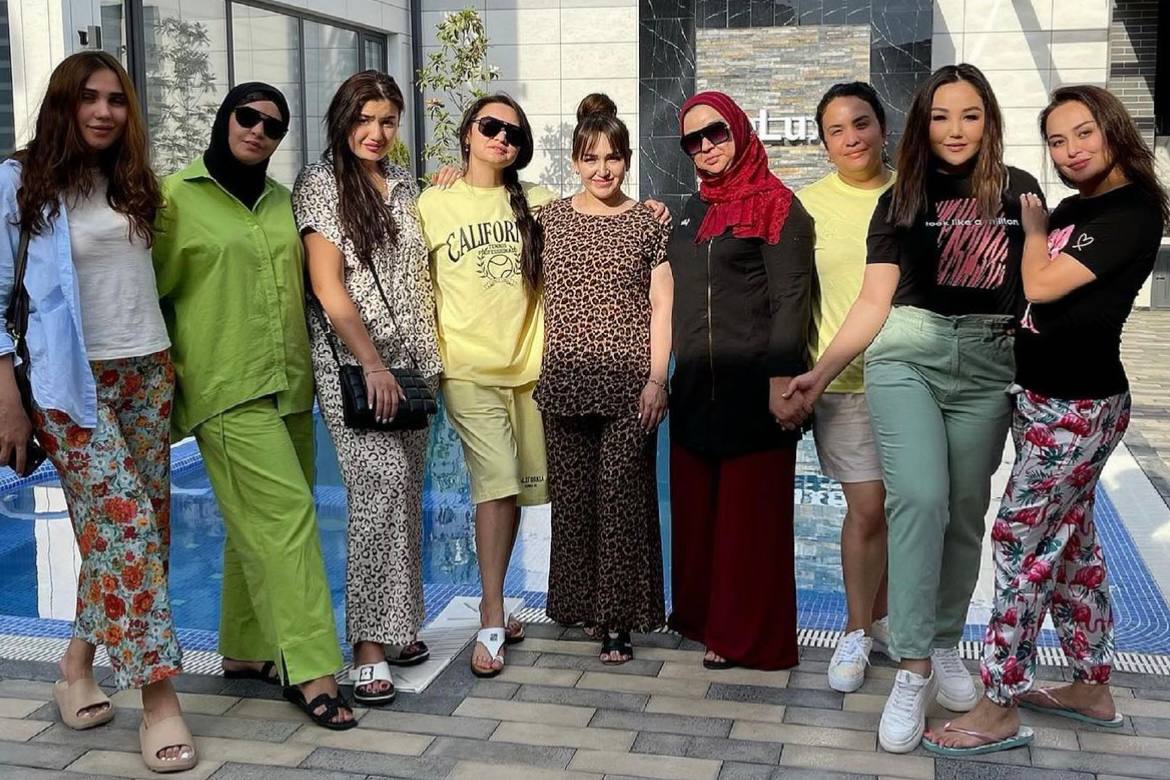Пользователи захейтили групповое фото узбекских звезд возле бассейна - фото