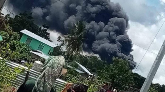 На Филиппинах разбился военный самолет, не менее 17 человек погибли - видео