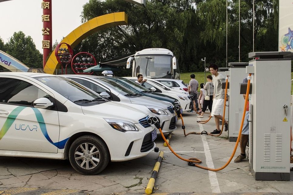 Производство и продажи электромобилей в Китае в 2021 году взлетели на 200%