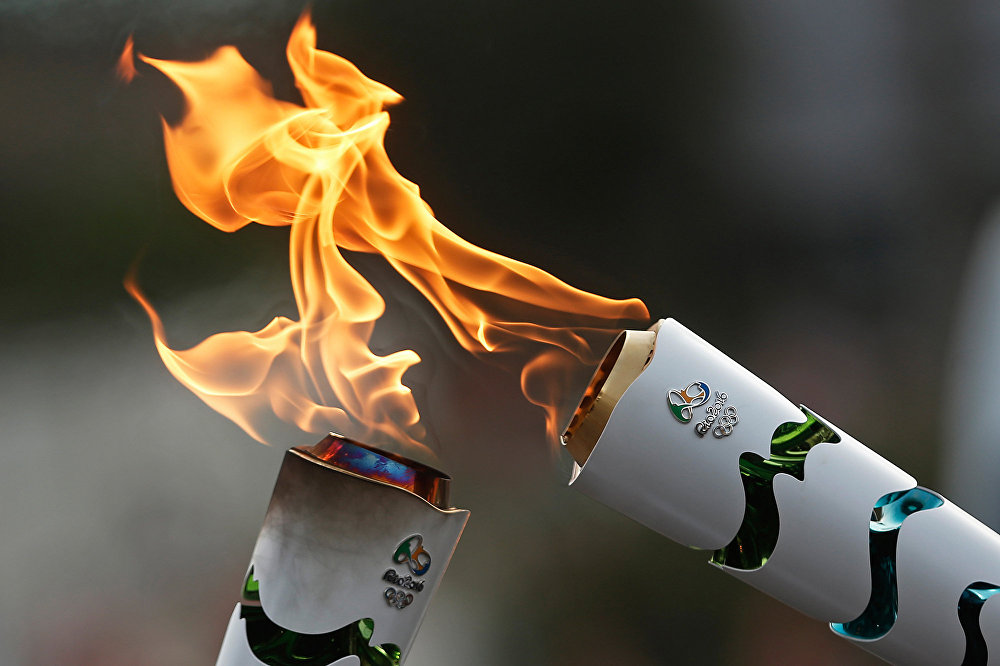В Японии арестовали женщину, которая хотела потушить Олимпийский огонь водяным пистолетом - видео