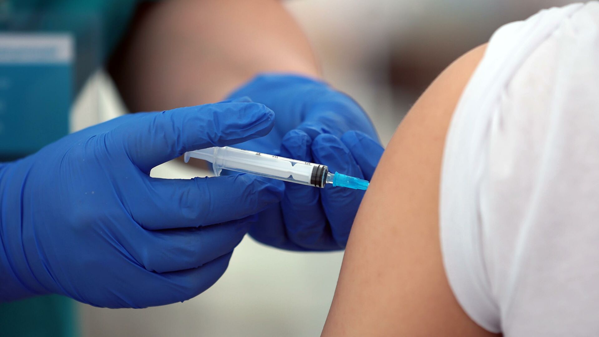 ВИЧ-инфицированных начнут вакцинировать от коронавируса