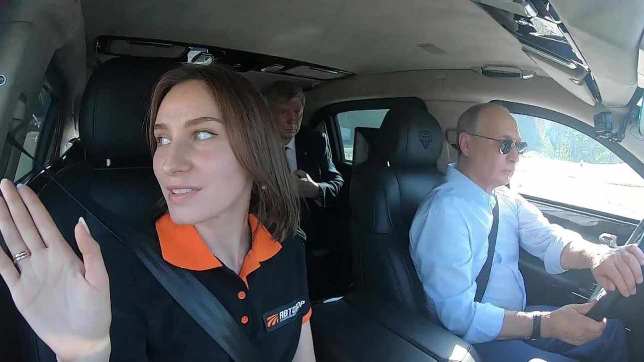 Владимир Путин сел за руль отечественного премиального автомобиля Aurus - видео