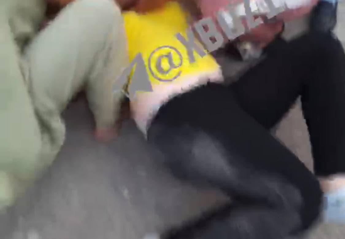 Уличный самосуд над женщиной сняли на камеру в Ургенче – видео