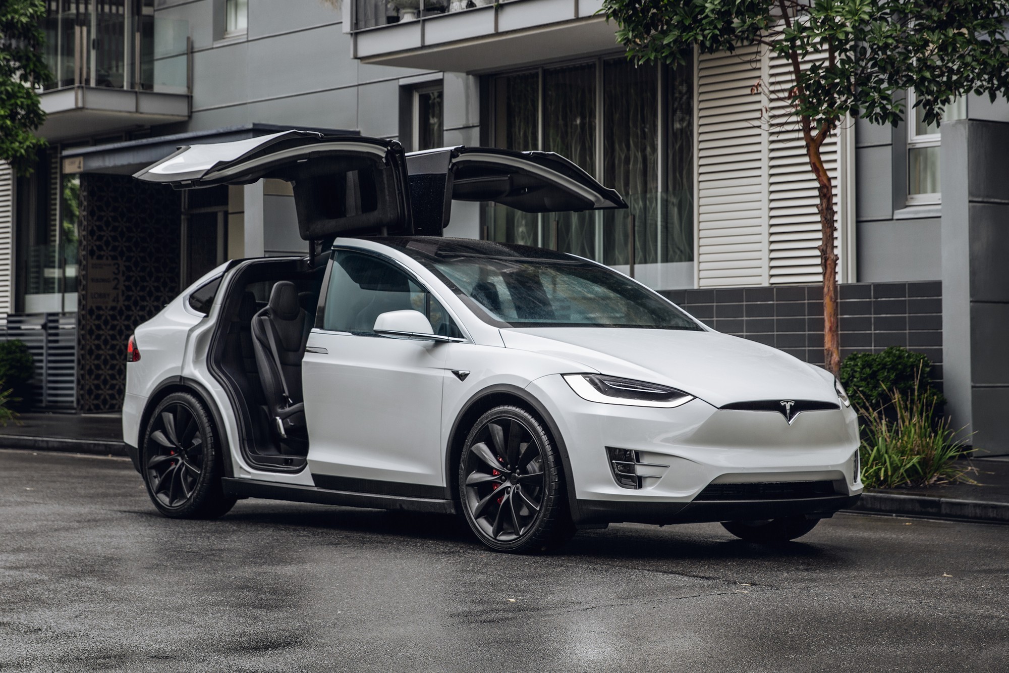 Электромобили Tesla стремительно дорожают