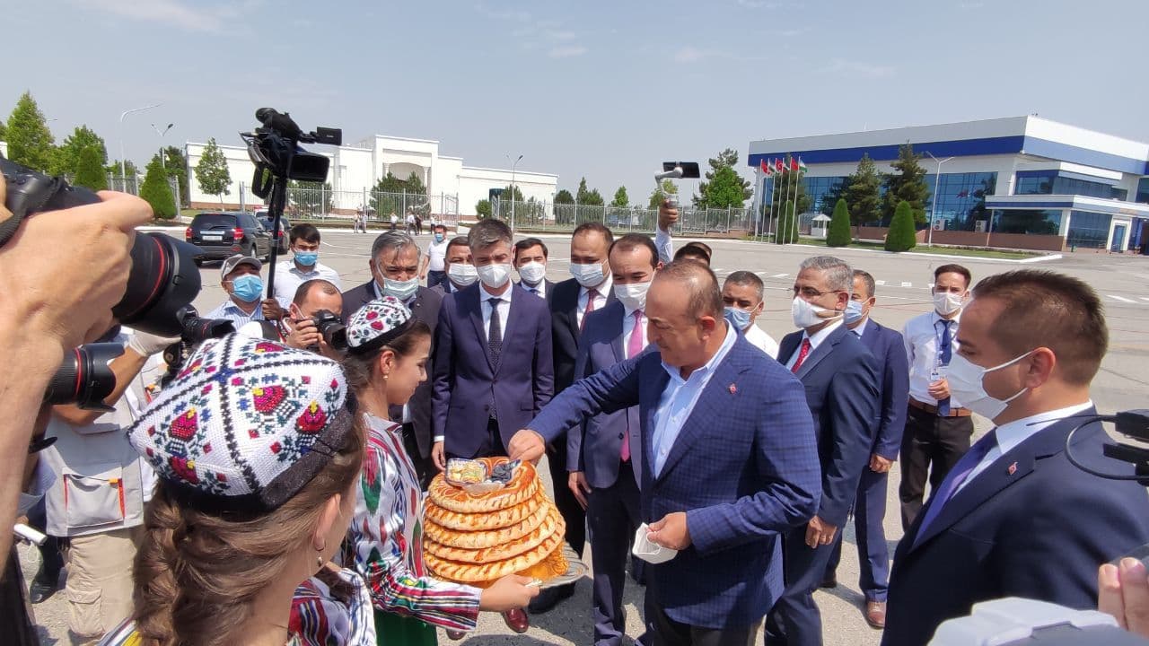 Глава МИД Турции прилетел в Узбекистан