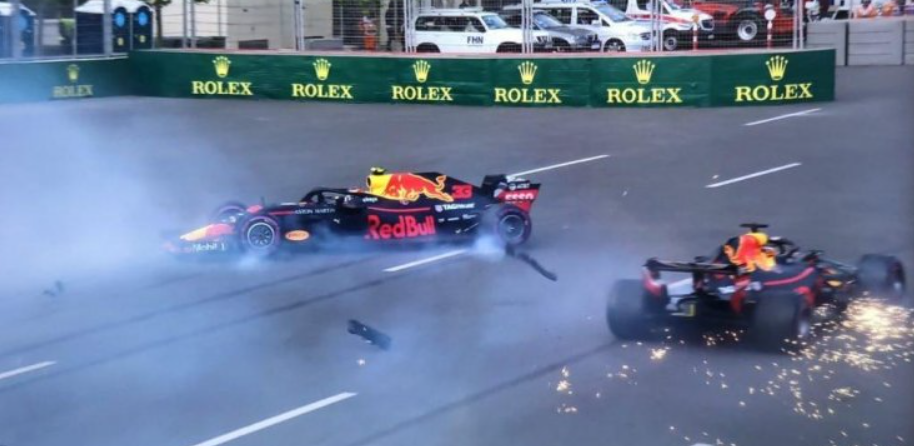 Показываем видео жуткой аварии Ферстаппена на Формуле-1 на Гран-при Великобритании . Пилот попал в больницу