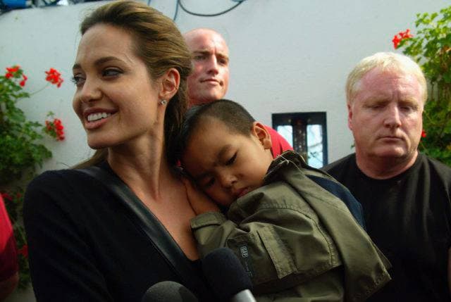 Анджелину Джоли обвиняют в хищении приемного сына