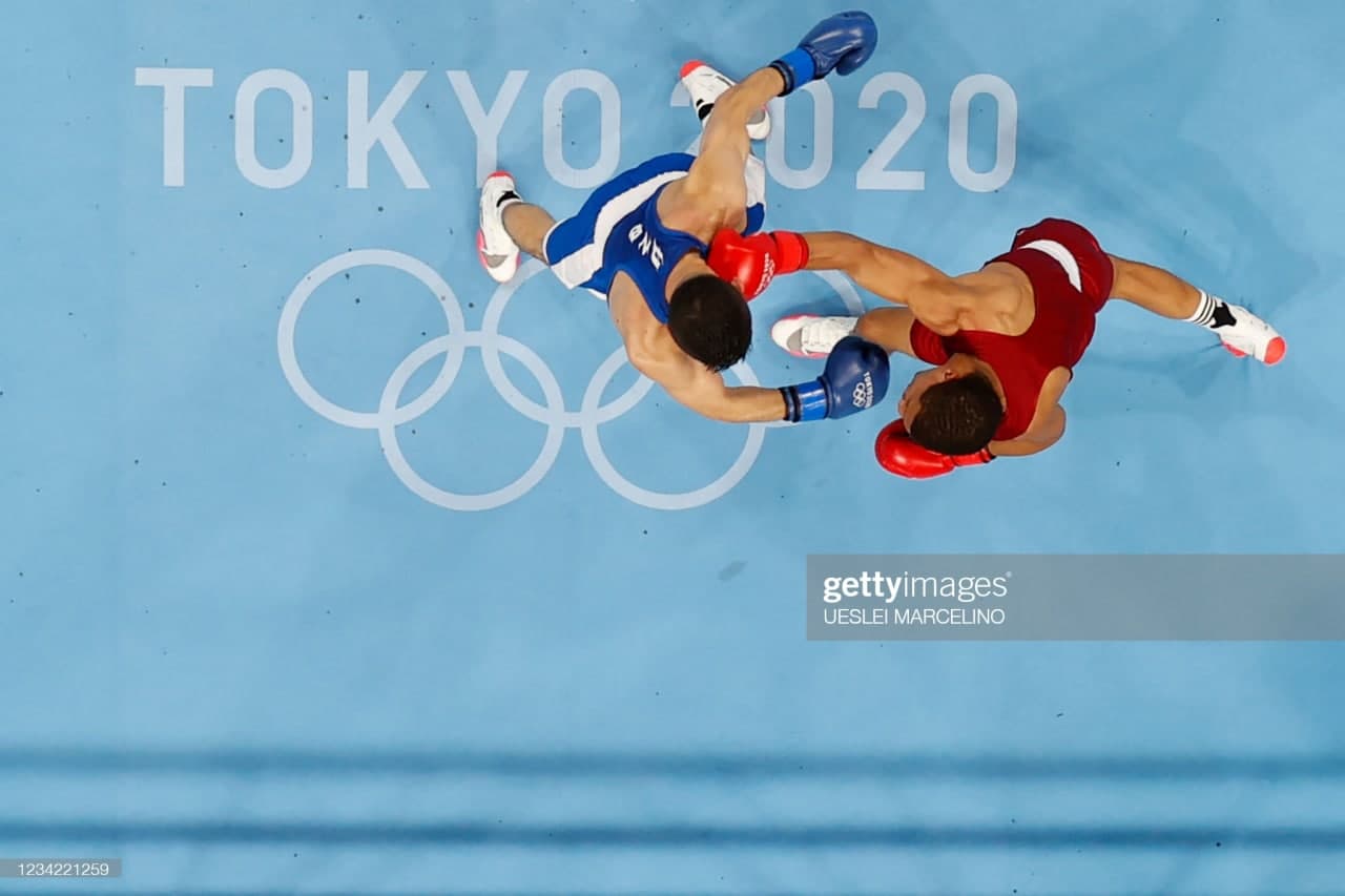 Узбекский боксер Бобоусмон Батуров начал Олимпиаду с победы (видео)