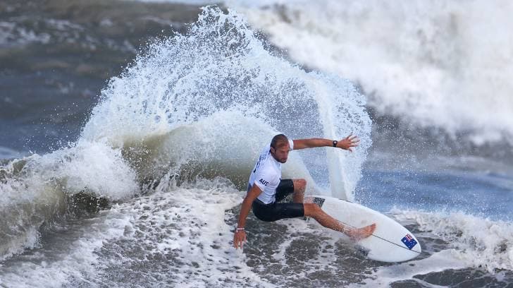 Пять лет назад не умел ходить: на Олимпиаде выступил необычный серфингист из Австралии 