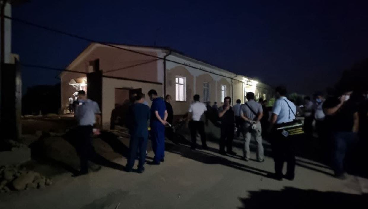 В Кибрайском районе убили 4-х членов семьи и наемного рабочего 