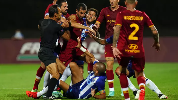 Футболисты чуть не подрались в товарищеском матче «Рома» - «Порту» (видео)