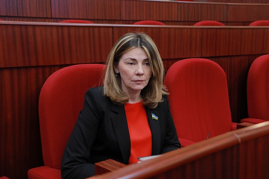 Журналист заявил, что русскоговорящая депутатка должна изъясняться на узбекском языке