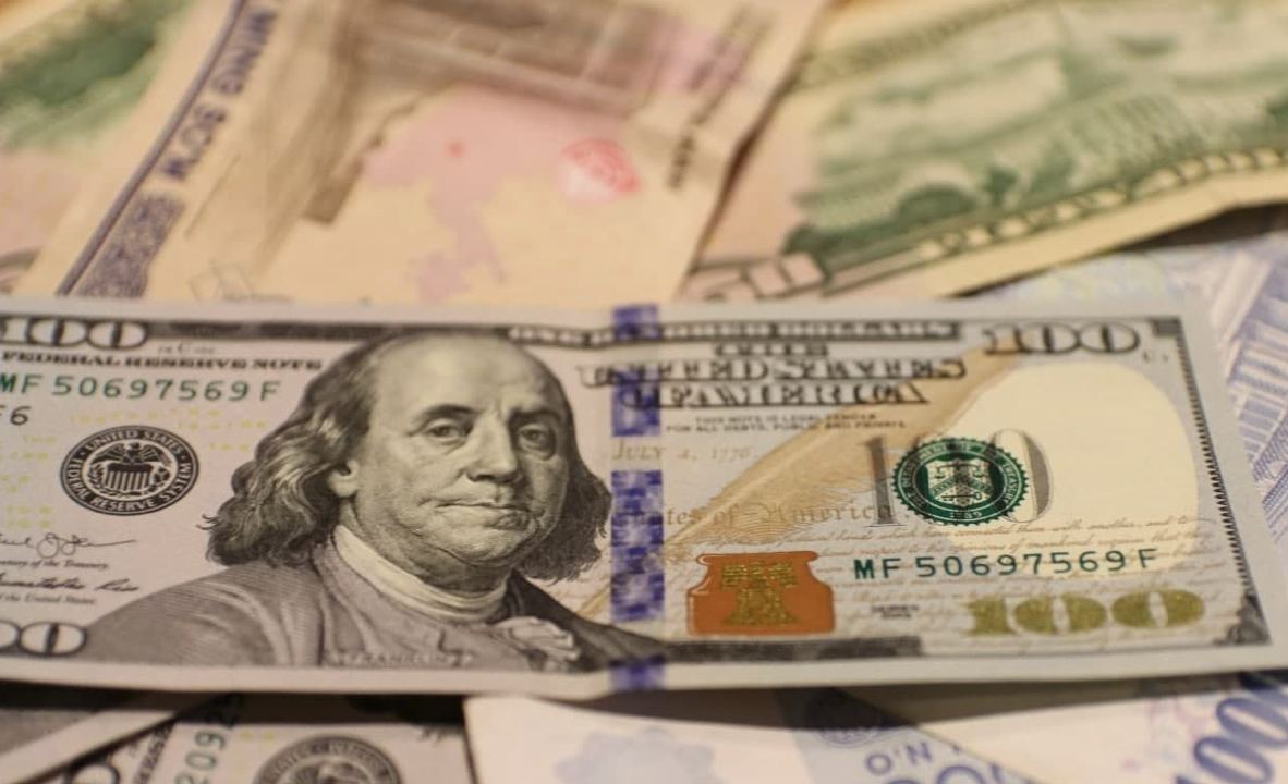ЦБ установил новый курс валюты: доллар подорожал 