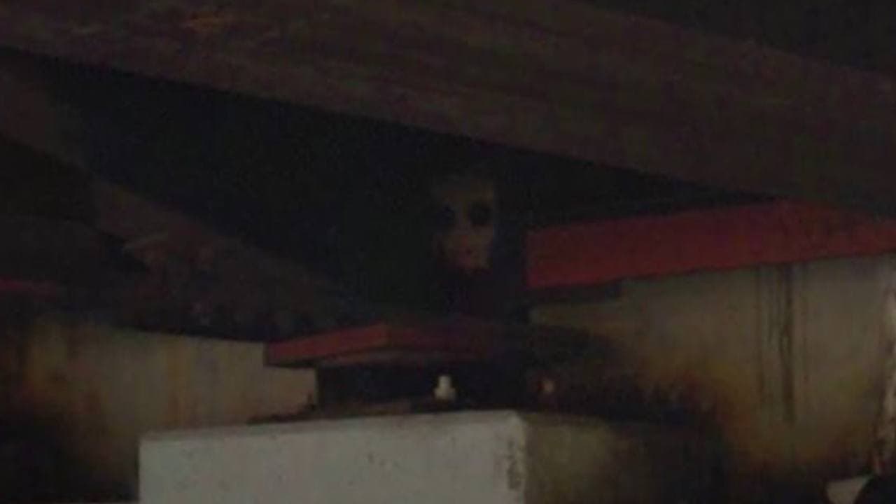 На картах Google нашли пугающую фигуру клоуна под мостом - видео