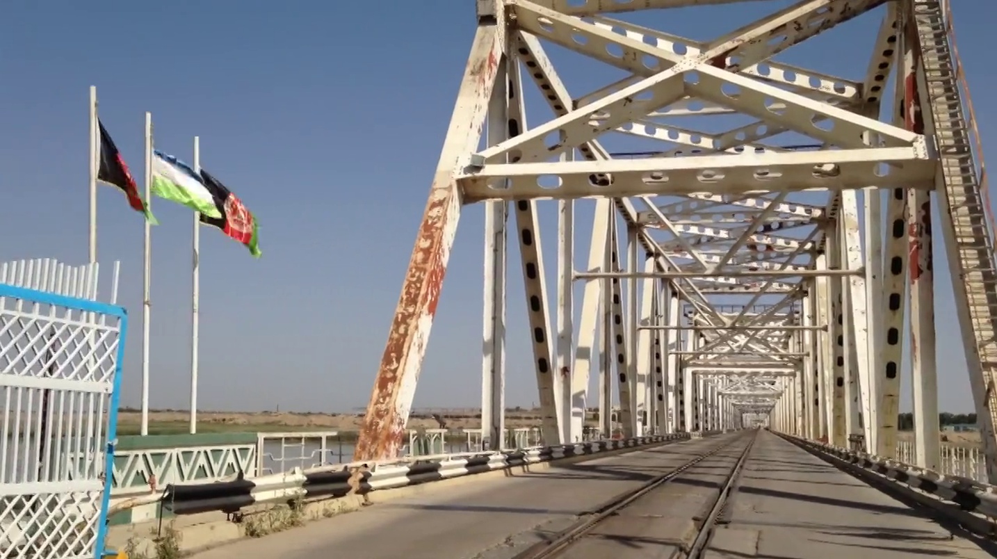 Жители Афганистана придумали необычный способ официально пересечь границу Узбекистана