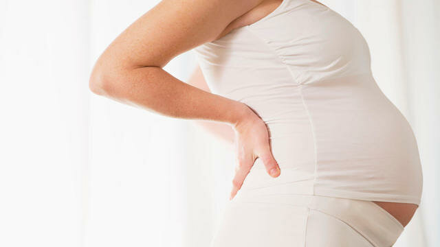 Почему не стоит закрывать глаза на боль в спине при беременности?