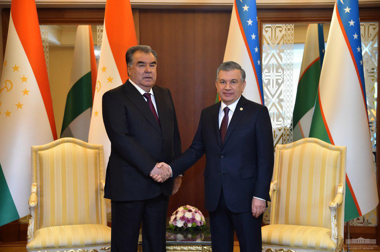 Президент Таджикистана поздравил народ Узбекистана с 30-летием независимости страны