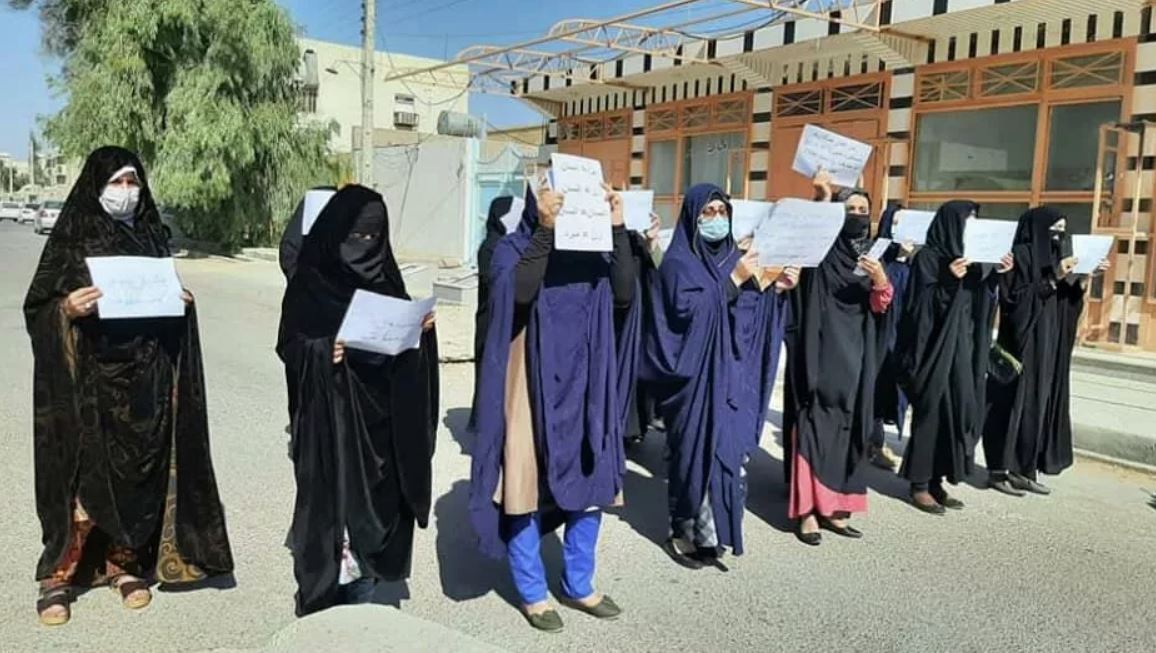 В Афганистане женщины вышли на улицы с требованиями равноправия: в ответ талибы применили слезоточивый газ и стреляли в воздух