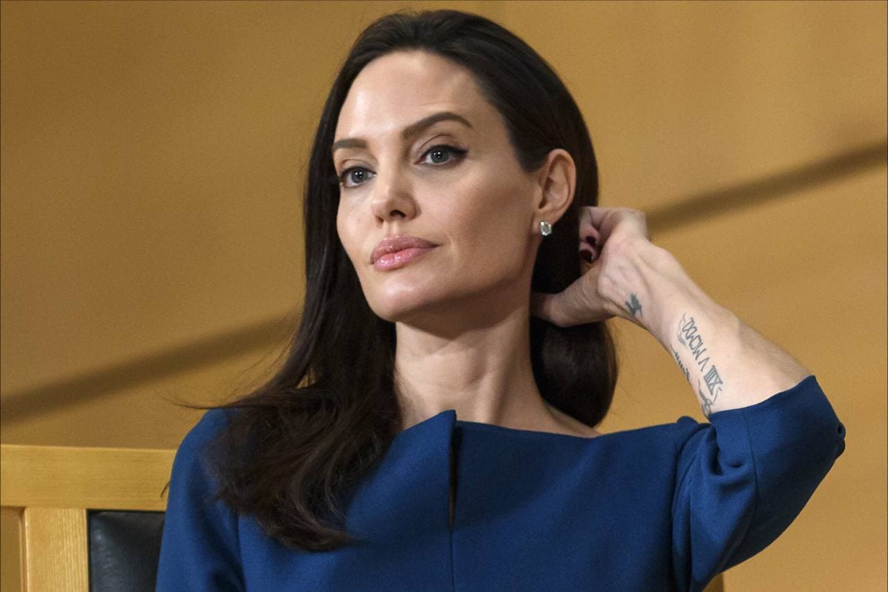 Анджелина Джоли толкнула Сальму Хайек лицом в десерт - видео