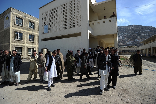 Опубликованы фото студенческих классов в Афганистане: девушек отделили от парней плотными шторами 