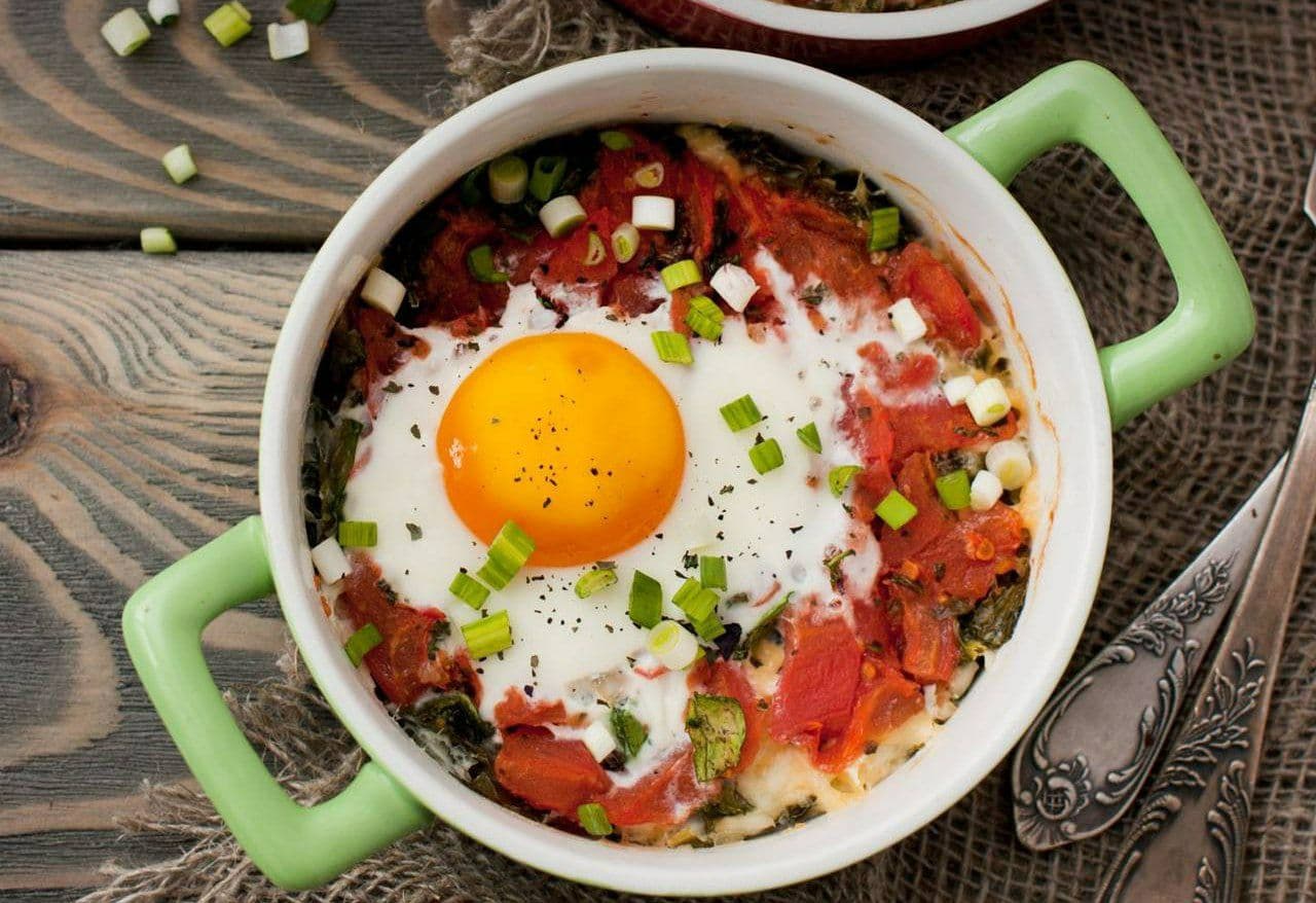 Как приготовить вкусную яичницу с помидорами и шпинатом, запеченную в духовке