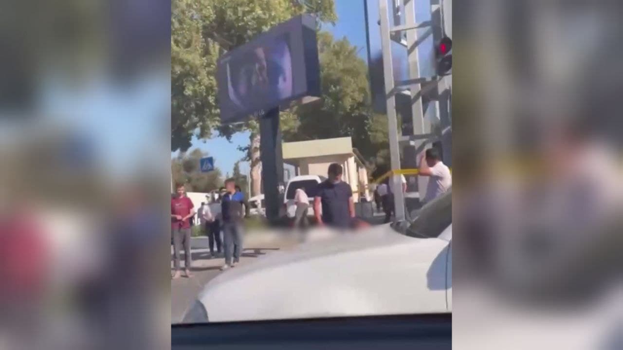 В Ташкенте неподалеку от торгового комплекса «Малика» произошла поножовщина: один человек погиб, еще один получил ранения - видео 