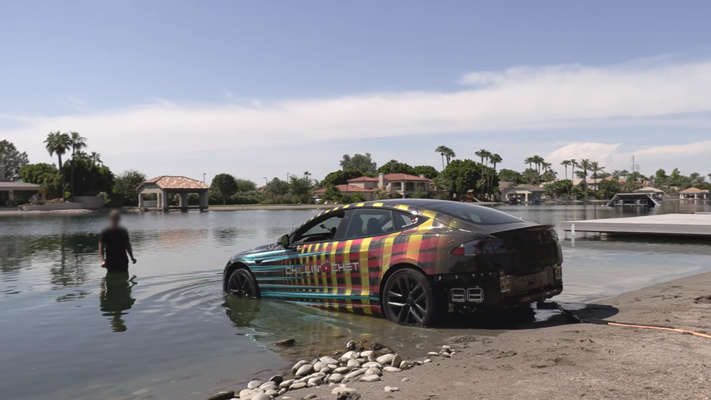 Американский блогер проехал на Tesla Model S Plaid под водой: это следует увидеть