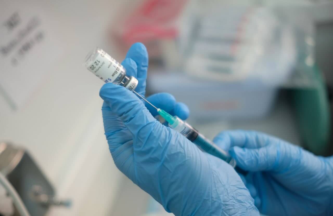 В скором времени ученые проведут исследование совместимости вакцин от коронавируса и гриппа