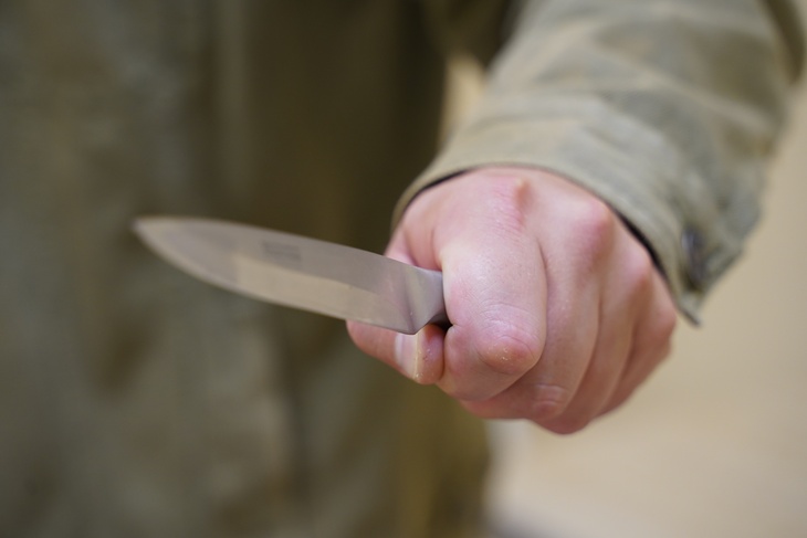 В Наманганской области 19-летний парень в порыве гнева ударил ножом сожителя своей матери