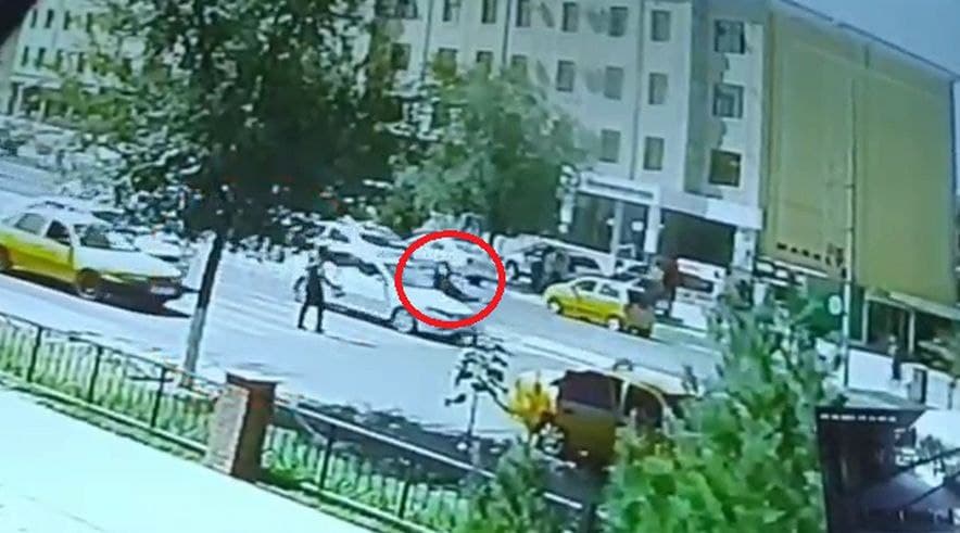 В Карши водитель «Ласетти» на скорости наехал на человека и убил его – видео