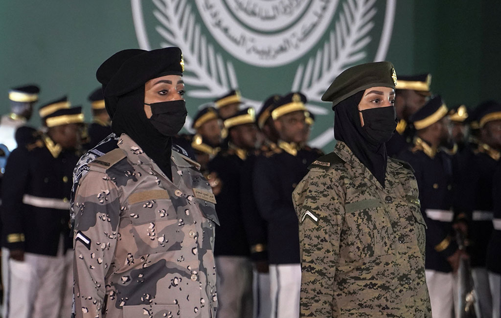 Саудовские женщины-военнослужащие впервые приняли участие в военном параде 