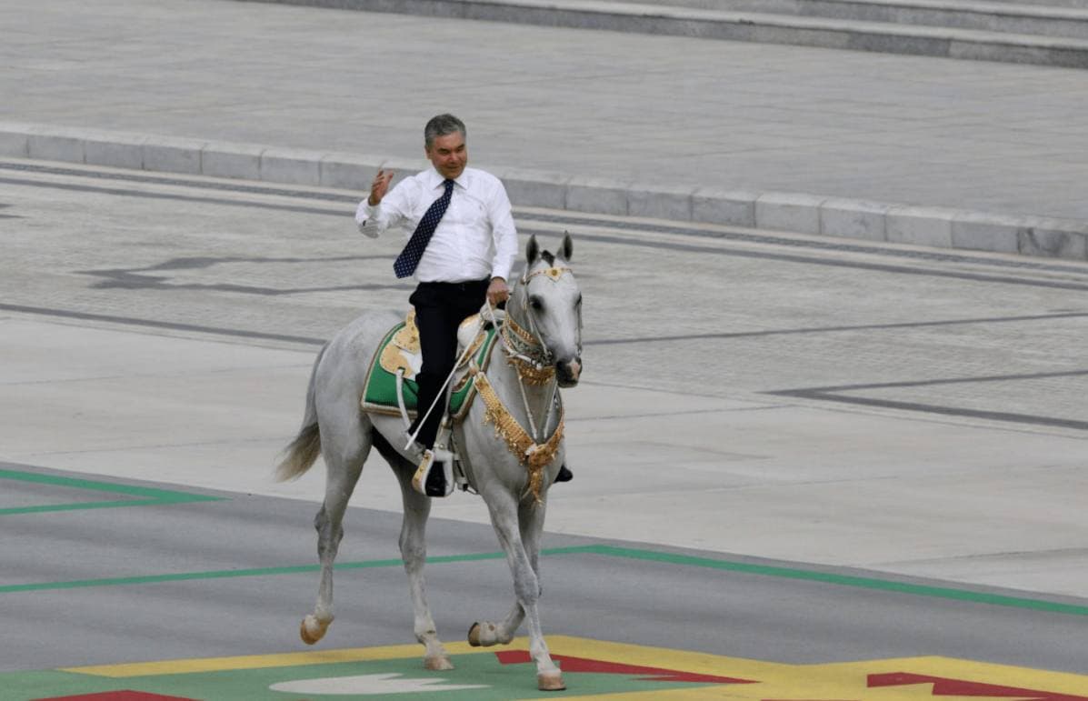 Президент Туркменистана верхом на лошади принял парад к 30-летию независимости республики