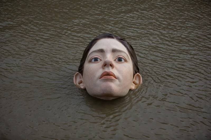 В Испании создали скульптуру тонущей головы, которая погружается в воду во время приливов - видео