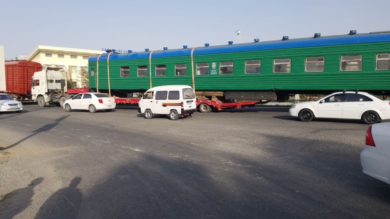 На одной из улиц Самарканда заметили вагон поезда, перекрывающий движение автомобилей - видео