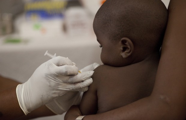 В ВОЗ одобрили использование первой в мире вакцины от малярии