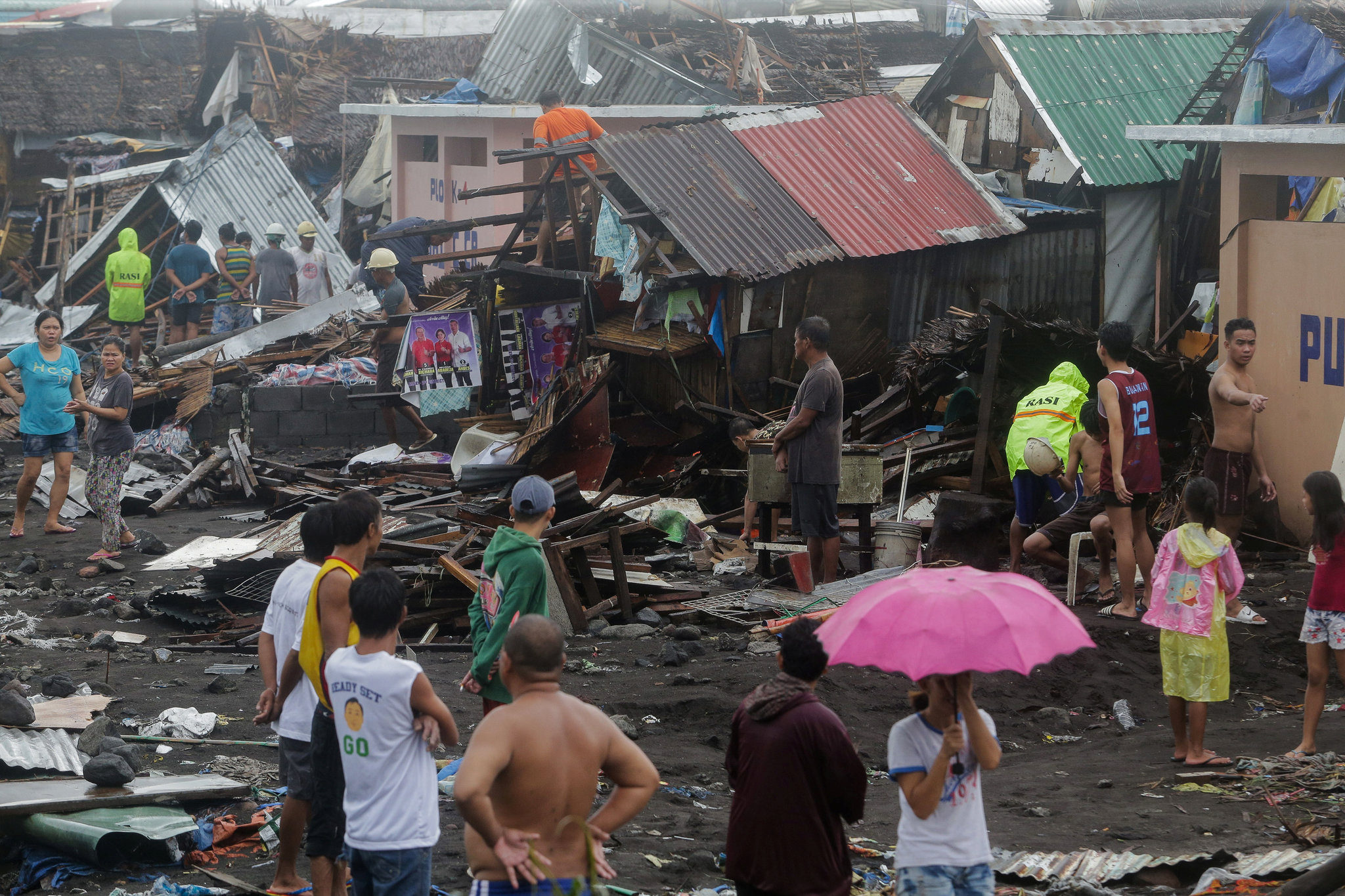 В результате сильных ливней на Филиппинах погибли не менее девяти человек