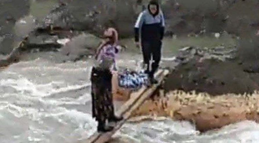 Житель Андижанской области соорудил два мостика над рекой, через которые переправлял людей за деньги