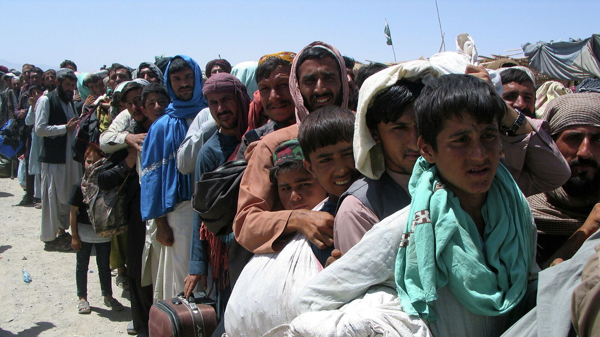 Граждане Афганистана сотнями ежедневно пытаются пересечь границу Таджикистана