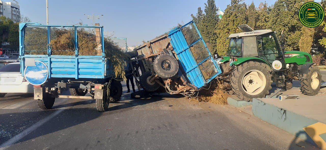 В Чиланзарском районе Ташкента прицеп трактора свалился на «Кобальт»