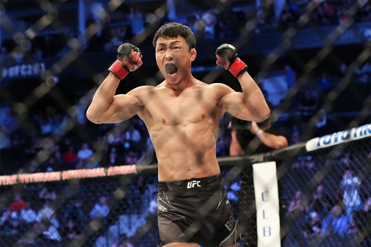 Первый монгол в истории UFC нокаутировал соперника - видео